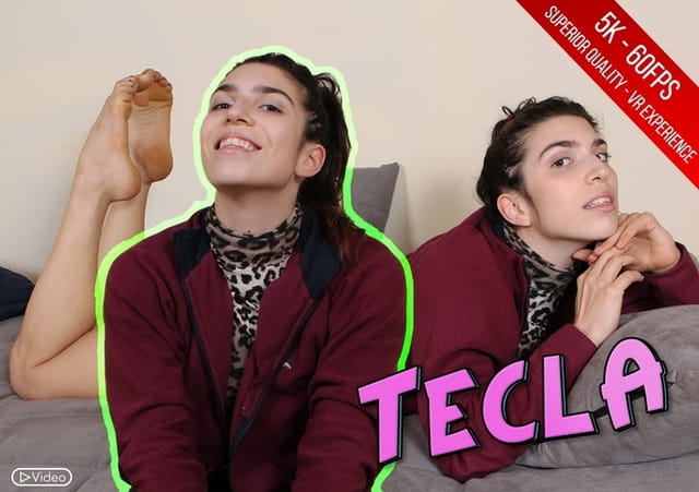Barefoot Tecla Spreads Her Sexy Toes Apart Widely VRFootFetish — photo 5