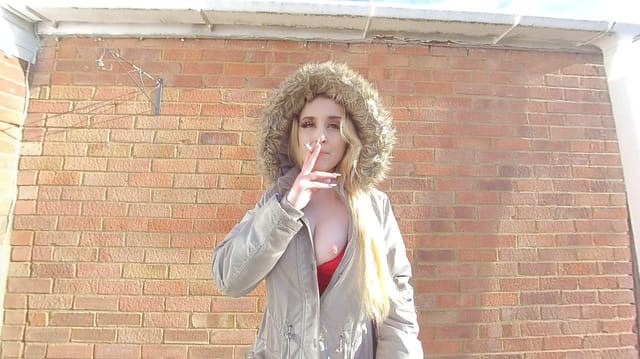 Ellie Louise, Smoking Ellie Louise VR Ellie Louise — photo 1