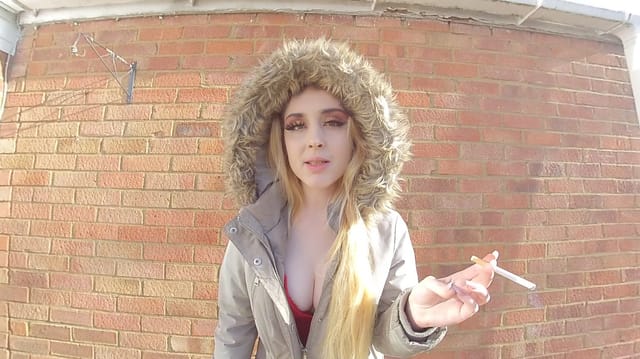 Ellie Louise, Smoking Ellie Louise VR Ellie Louise — photo 2