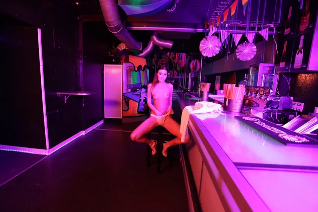 Solo On Bar - Cindy Shine VR porn — photo 2
