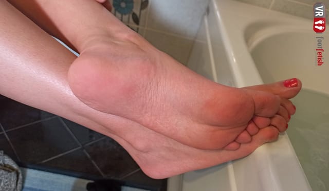 Gorgeously beautiful Chiara takes a warm bath VRFootfetish — photo 5