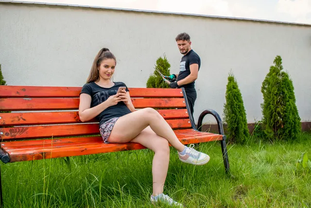 Darya & Brad - Teen girl fucks the gardener Darya VRStars — photo 4