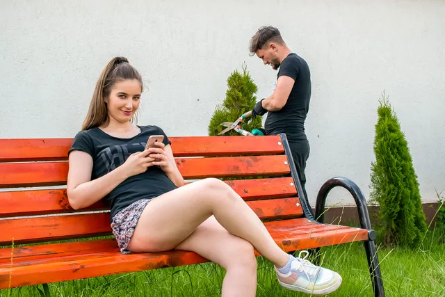 Darya & Brad - Teen girl fucks the gardener Darya VRStars — photo 2