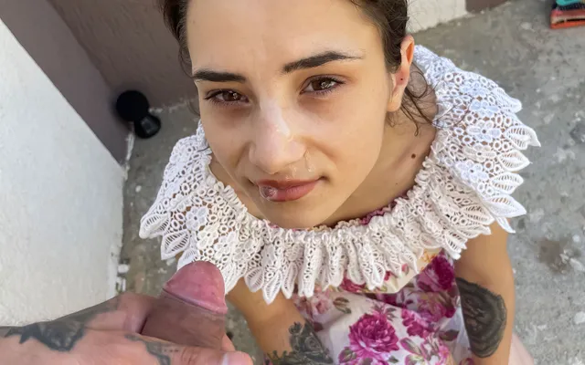 Zoe Foxxy - Helping my neighbour with a face full of cum VR porn — photo 4