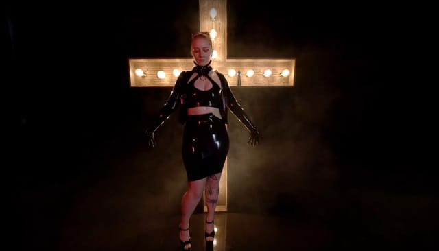 Ripping off my black latex dress Amanda KinkyGirlsBerlin — photo 40