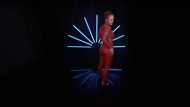 Red latex lady takes a shower Amanda KinkyGirlsBerlin — photo 27
