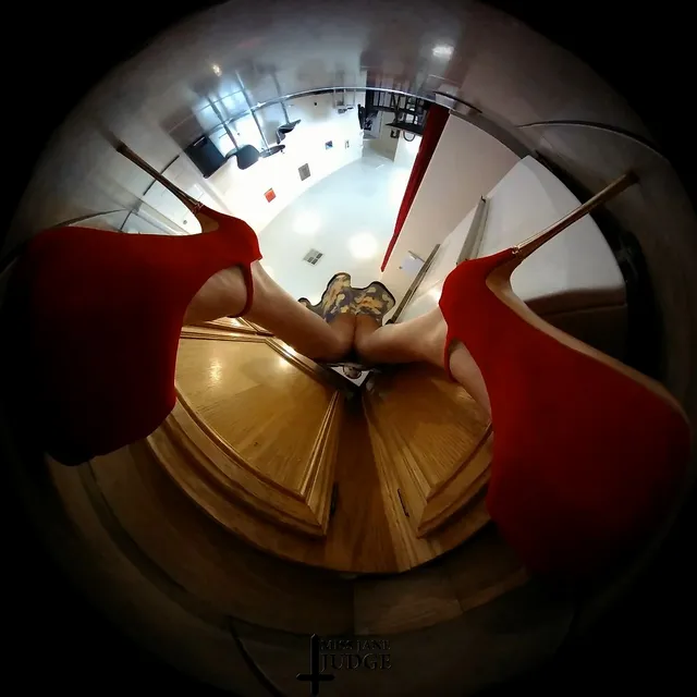 Giantess Eats you for a Snack Unaware Giantess Jane Judge — photo 3