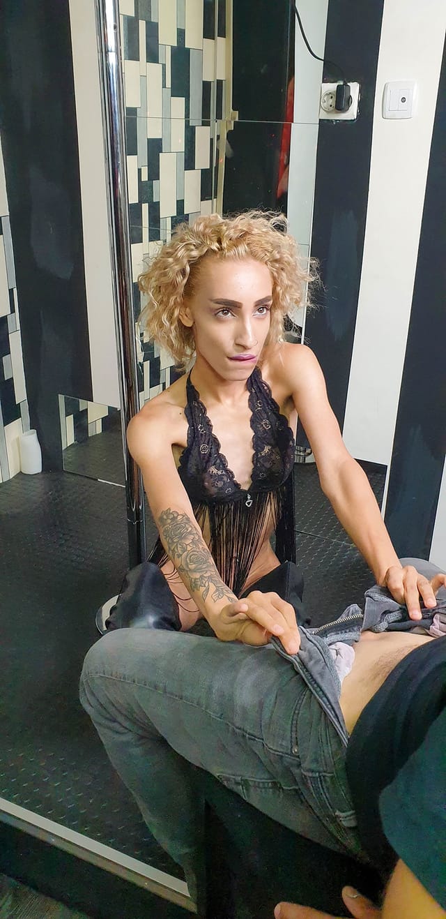 Next To Stripper's Pole - Kandy Benks VR porn — photo 1
