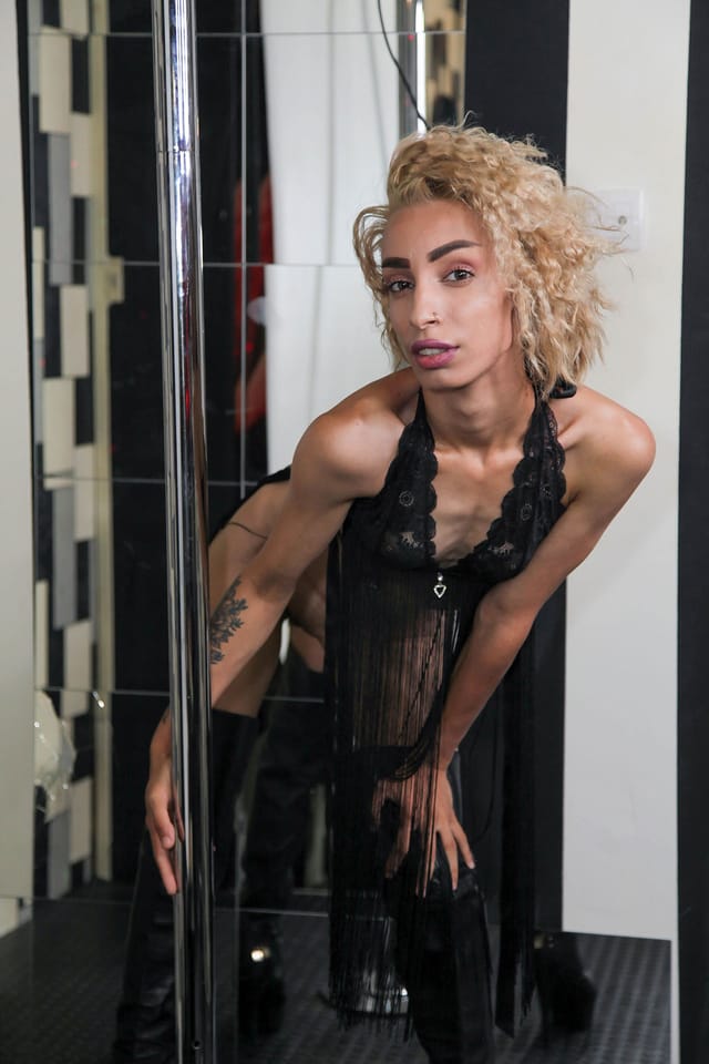 Next To Stripper's Pole - Kandy Benks VR porn — photo 3