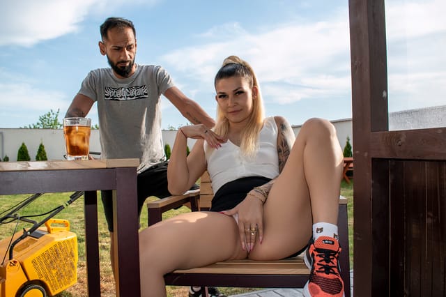 Petite Annie — Petite Annie - I love to fuck my gardner when my husband is not home VR xxx — photo 2