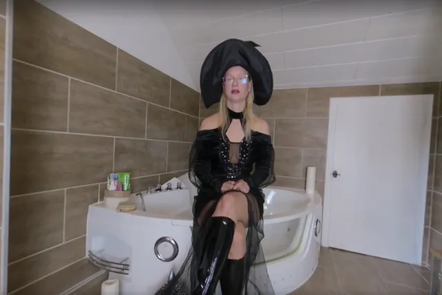 Deutsches Zimmermädchen lässt Dich wichsen BlondeHexe — photo 2