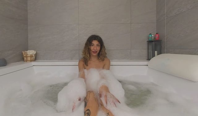 Wet And Wild Jacuzzi Sex ItalianFetishVR — photo 25
