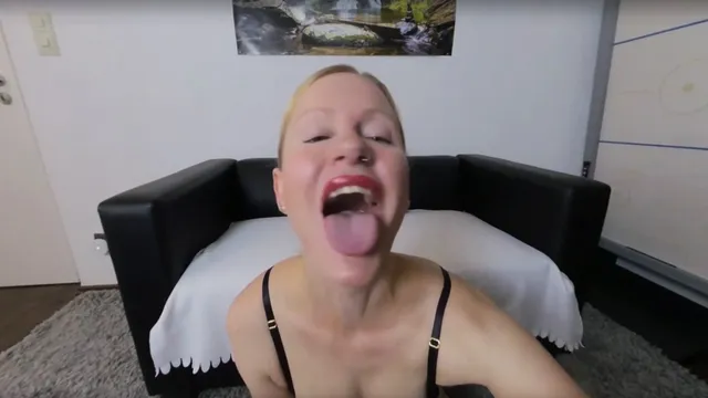 Custom Clip - Geile Blondine mit Uhr wichst und bläst Deinen Schwanz bis Du in ihren Mund spritzt BlondeHexe — photo 3