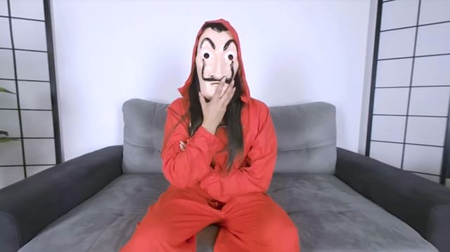 Foot-teasing Lara's Naughty La Casa de Papel Cosplay Lara VRFootFetish vr porn video5 — photo 1