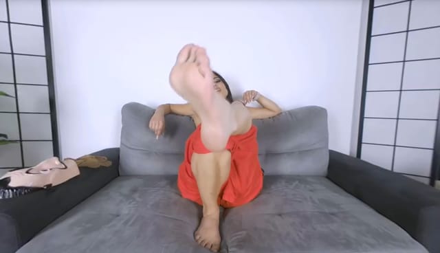 Foot-teasing Lara's Naughty La Casa de Papel Cosplay Lara VRFootFetish vr porn video5 — photo 2