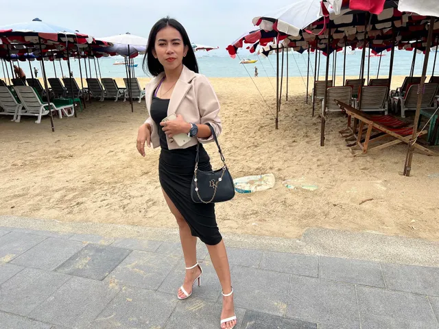 Classy Asian Lady At The Beach Ends Up In Porn Ammy VRinAsia — photo 5
