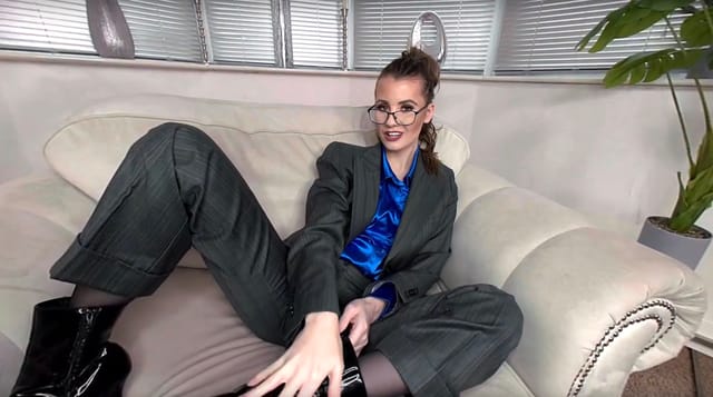 Brook Logan Boss Reveals FemDom Powers With X-Rated Demonstration - 8K VR Brook Logan StrictlyGlamourVR — photo 7