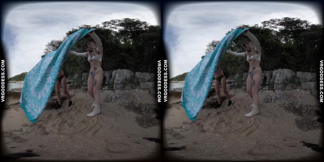 Emmux Risky Public Masturbating On A Beach In Italy VRgoddess — photo 10