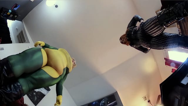 Rogue and Black Widow Fight over Shrunken Tiny Jane Judge — photo 5