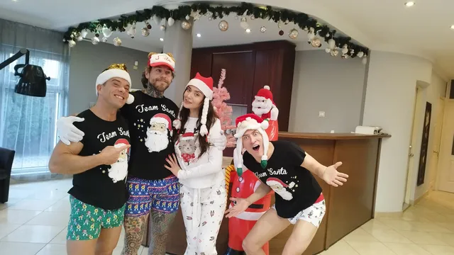 SANTA'S HORNY HOTWFIE MRS. CLAUS CREAMPIE THREESOME VR porn — photo 10