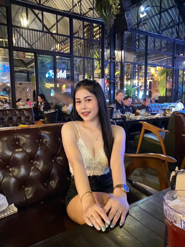 Stunning Thai Saleslady Seduced in The Mall And Ready To Do Her First Porn VRinAsia — photo 8