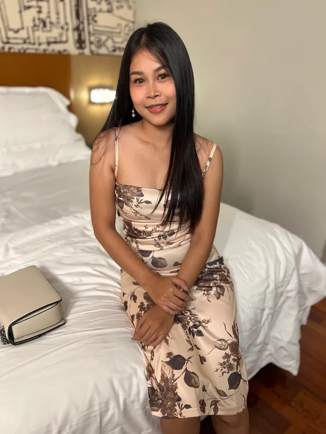Stunning Thai Saleslady Seduced in The Mall And Ready To Do Her First Porn VRinAsia — photo 7