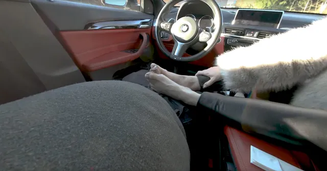 Sabdeluxe - Car Footjob Sabdeluxe VR — photo 2