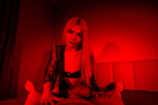 Luna B-Bunny - Can I Go Upper Red Light District VR — photo 5