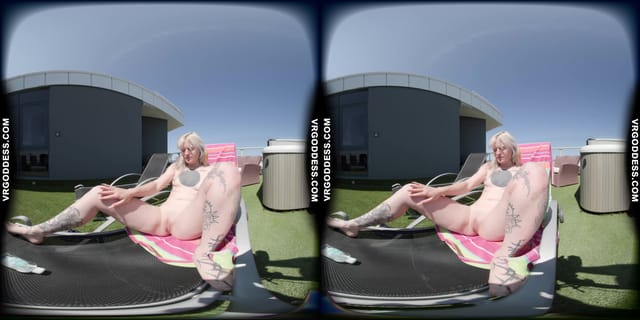 Pale Brille Fingering Herself Outdoors Under The Hot Sun With Oil VRgoddess — photo 7