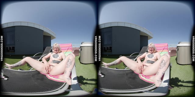 Pale Brille Fingering Herself Outdoors Under The Hot Sun With Oil VRgoddess — photo 6