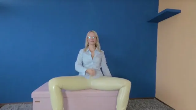Latex Sekretärin will Deinen Schwanz sehen BlondeHexe — photo 4
